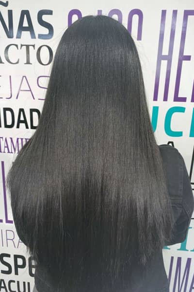 Retrato mujer joven cabello largo ondulado color negro