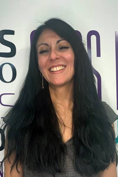 Mujer sonriendo con cabello largo color negro